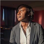 Professeur particulier donne cours aux élèves du primaire et/ou du secondaire